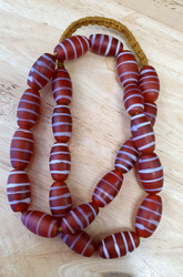 SCHÖNE VINTAGE-Halskette mit 4 Streifen aus roten und weißen Glasperlen